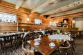 paardestal met tafels en bar